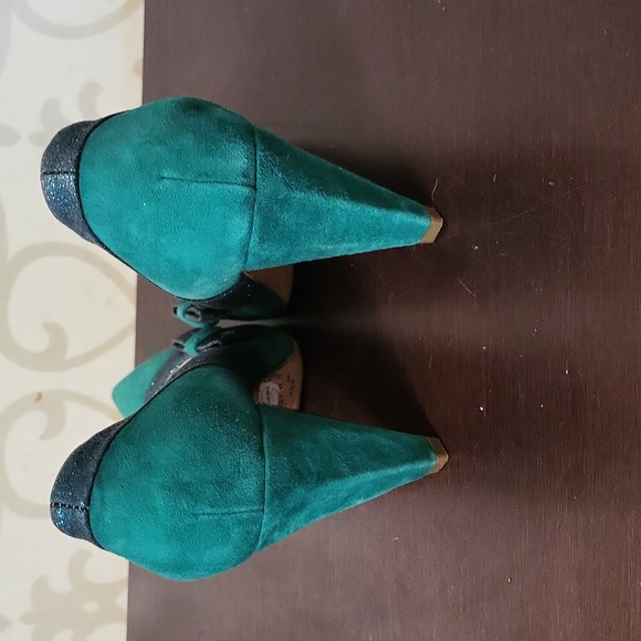 Green suede shoes sz US7 but I have 6.5 and it's just right for me. - Picture 4 of 6